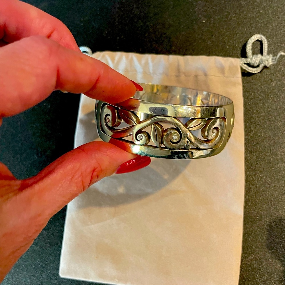Well crafted silver bangle